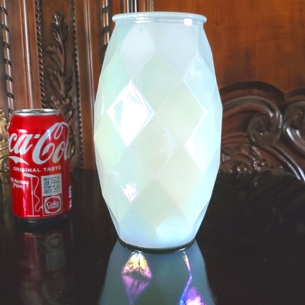 ✨️ Irredescent Pearl w/ Light Green Undertone 8 1/2" Modern Diamond Vase - Picture 1 of 10